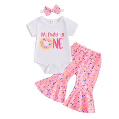 Sommeroutfits für Babymädchen Buchstaben Donut bestickter Kurzarm-Strampler Schlaghosen Stirnband 3-teiliges Kleidungsset