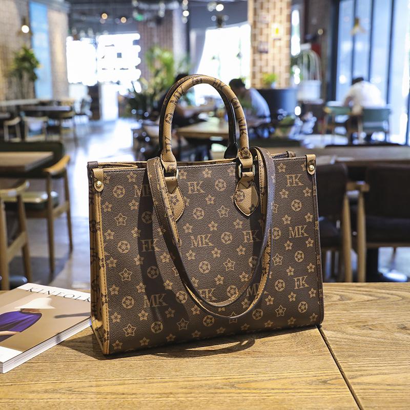 

Женская сумка-тоут большой вместимости, новая модная, с высококлассным чувством, осенне-зимняя, для通勤, на плечо темно-коричневого