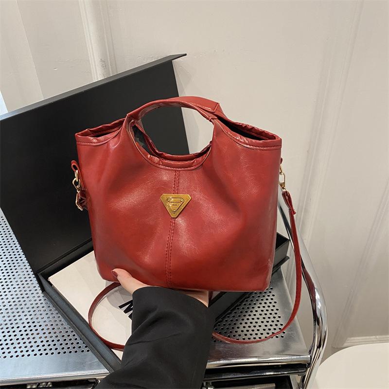 

Retro casual autumn and winter new texture 2025 simple pendant large capacity shoulder crossbody handbag women