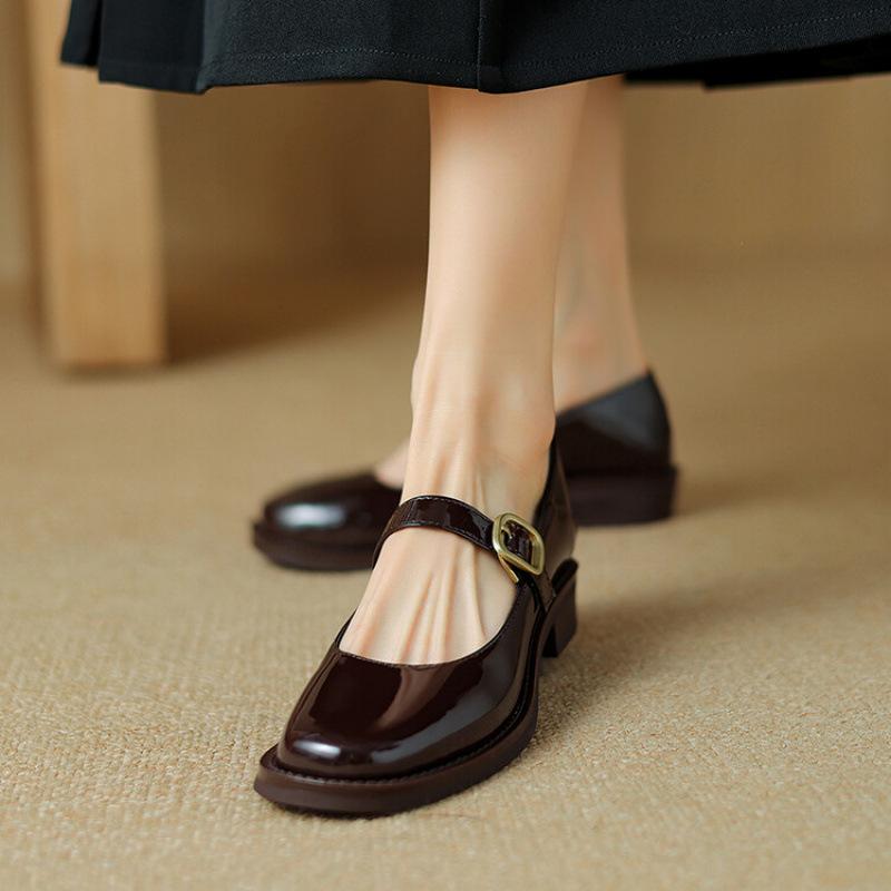 

Новые удобные туфли из лакированной кожи с квадратным носком, маленькие кожаные туфли с пряжкой, толстая подошва, нескользящие женские туфли, низкий каблук, обувь большого размера, повседневная однотонная 39 чёрный