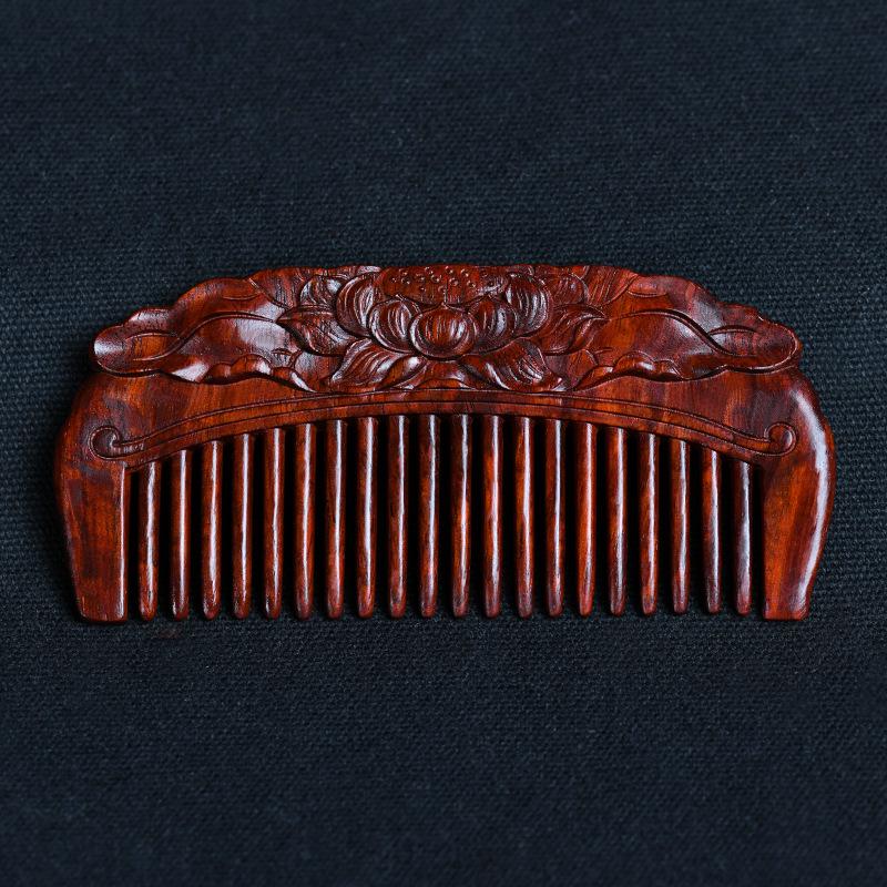 Indischer Rosenholz-Kamm mit geschnitzten kleinen Blättern - Holzkamm mit rotem Holzmuster