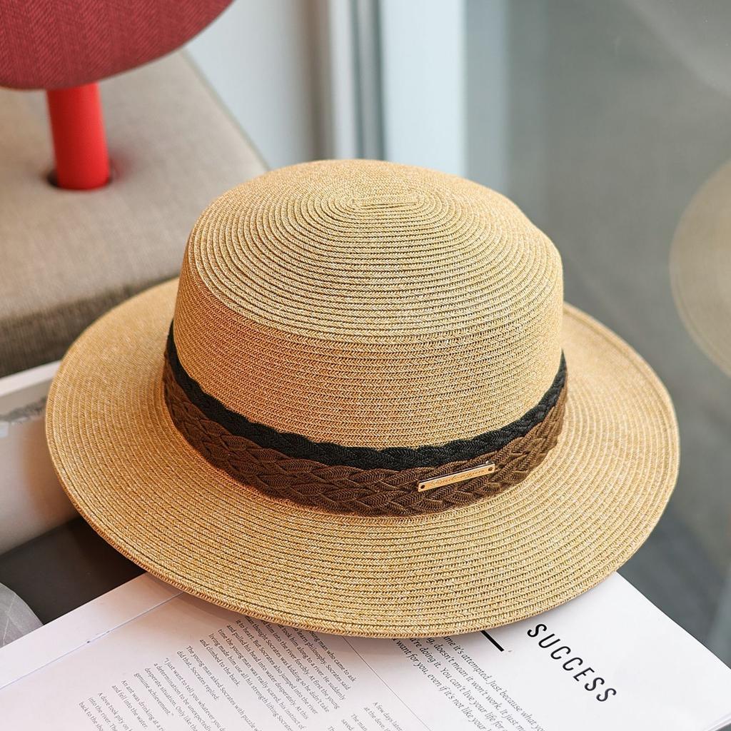 Fashionable color-blocked braided webbing flat straw hat, spring/summer elegance, British style seaside sun-protection hat for women