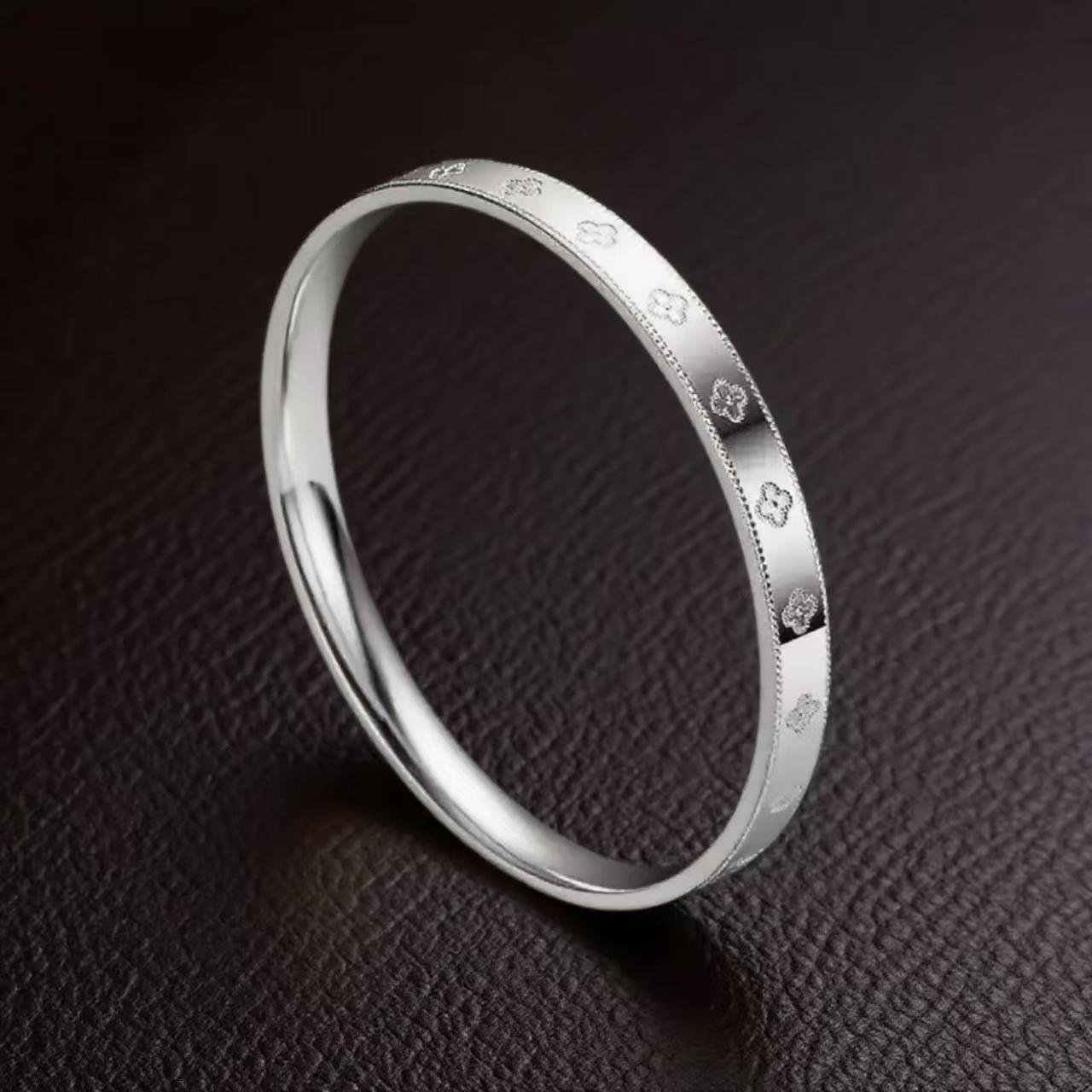 Women s Colorfast Titanium Steel Lucky Four-Leaf Clover Bracelet with 18K Clasp
