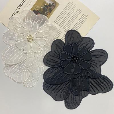 אביזרי ביגוד טלאי רקמה DIY לתפירה טלאי פרח פנינה בעבודת יד רקמה פרח חזה לבן שחור