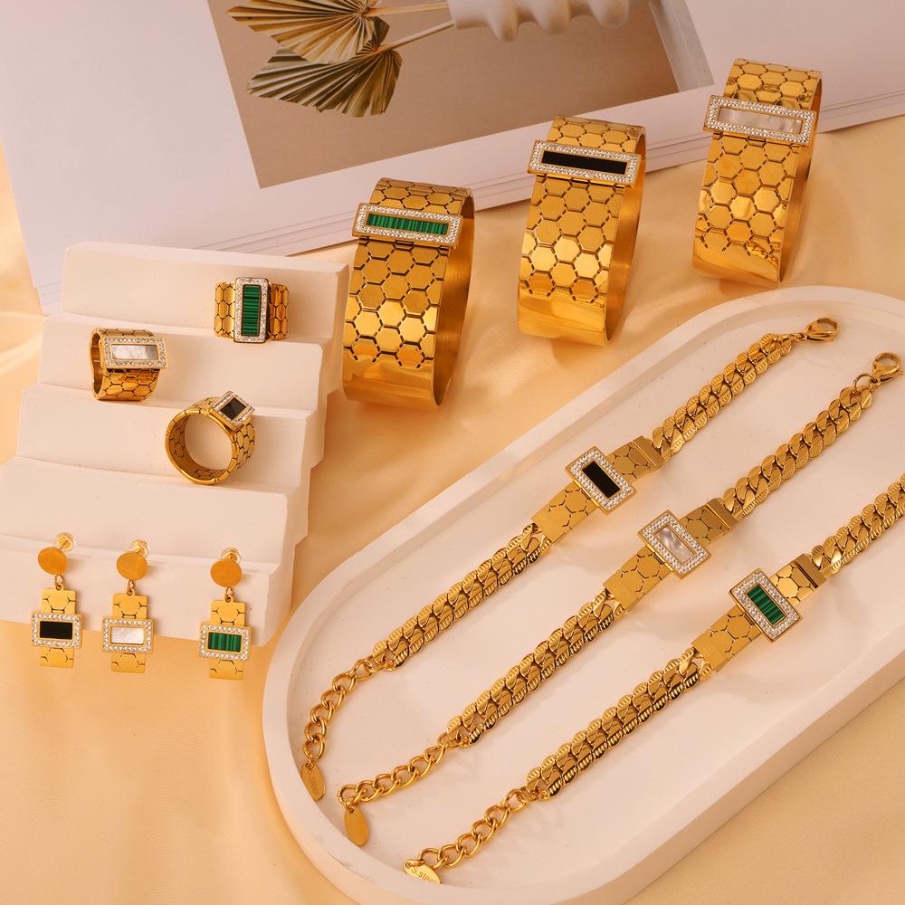 

Luxury Geometric Rhinestone & White Shell Pendant Jewelry Set