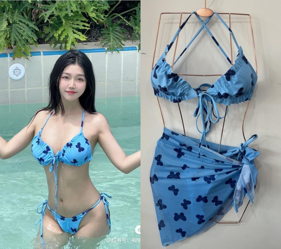 

Сладкий и пикантный трехкомпонентный купальник с принтом «Синие бабочки» L