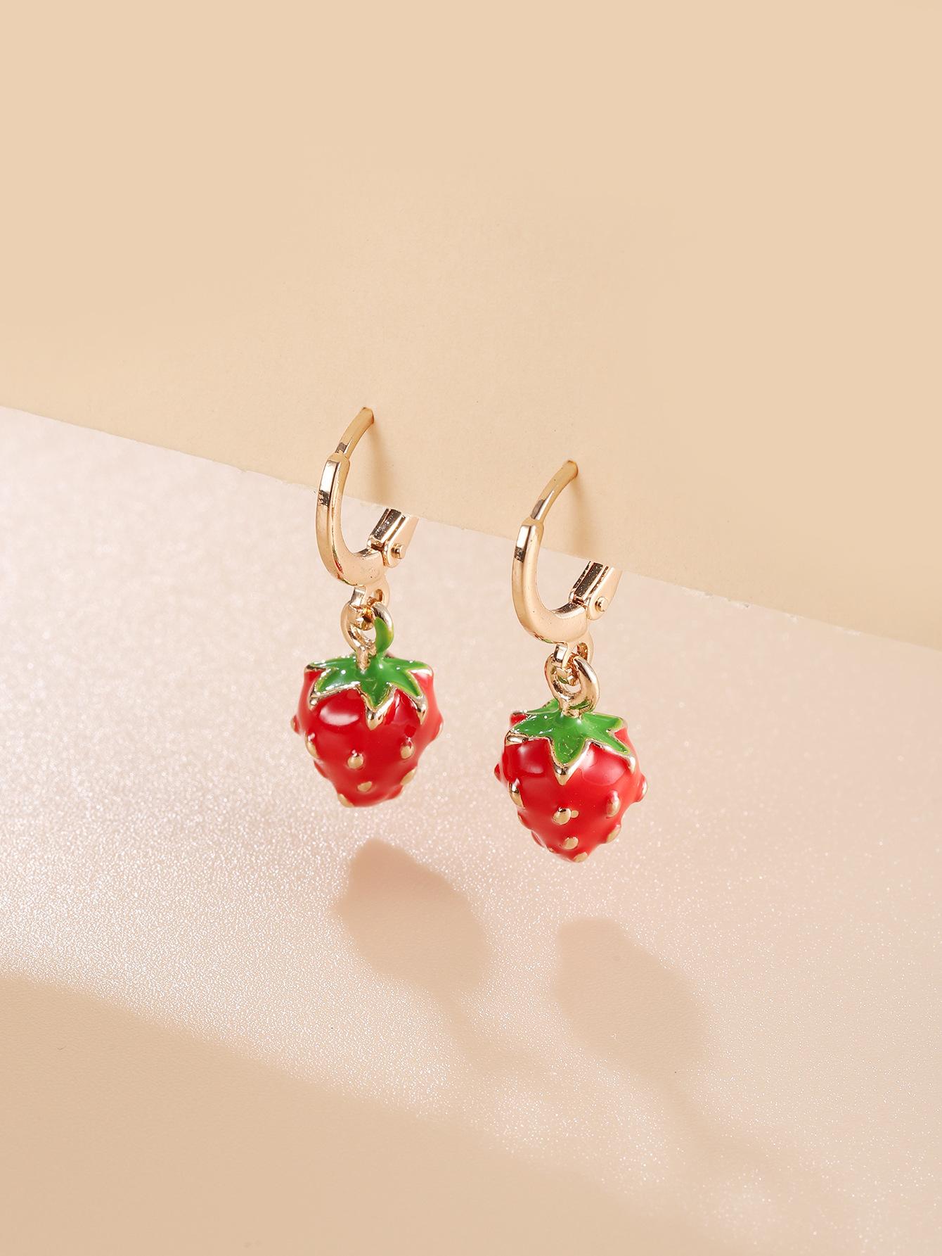 

Personality Creative Cartoon Fruit Simulation Strawberry Pendant Hoop Earrings for Women Sweet Cute Dangle Earrings Jewelry Gift суничний