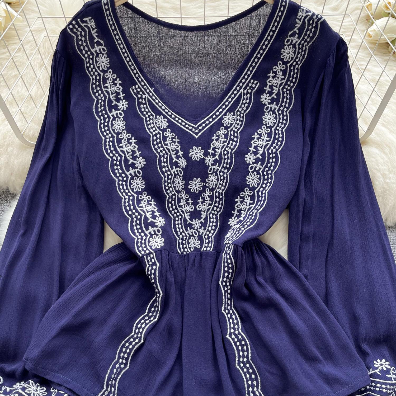 Весенняя свободная блузка с цветочной вышивкой — фото 19