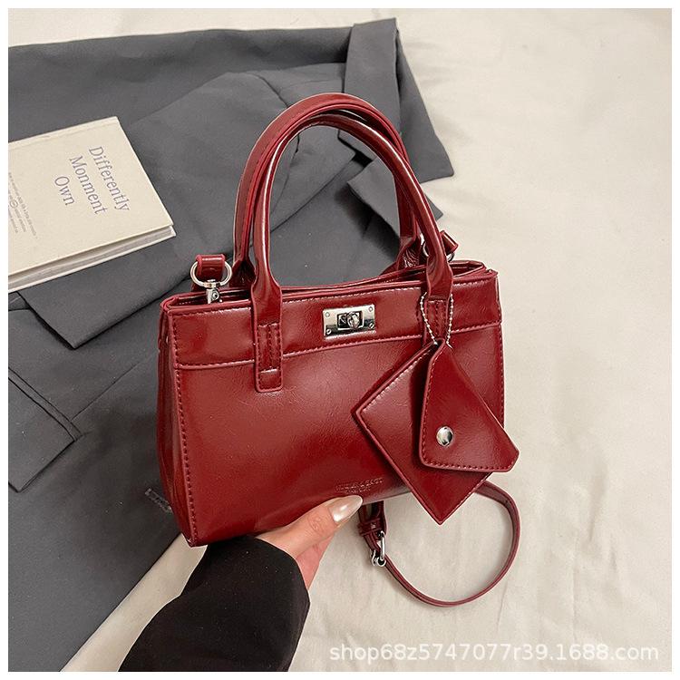

Premium sense niche versatile messenger bag 2025 new fashion simple shoulder bag large capacity commuter handbag women