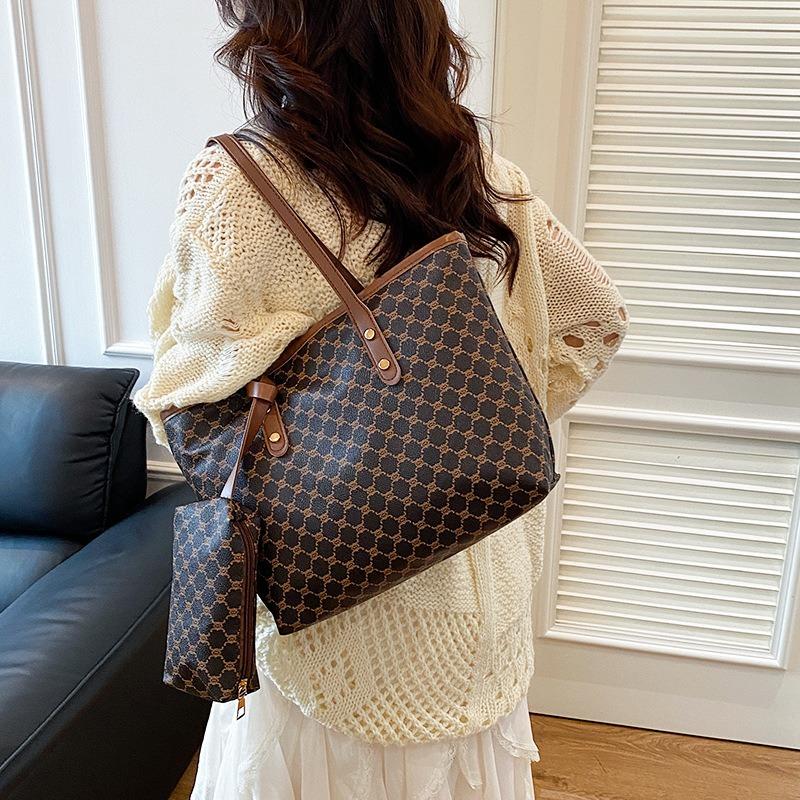 Large-capacity bag women's commuter personalized tote bag new beautiful niche trend shoulder bag textured women's bag