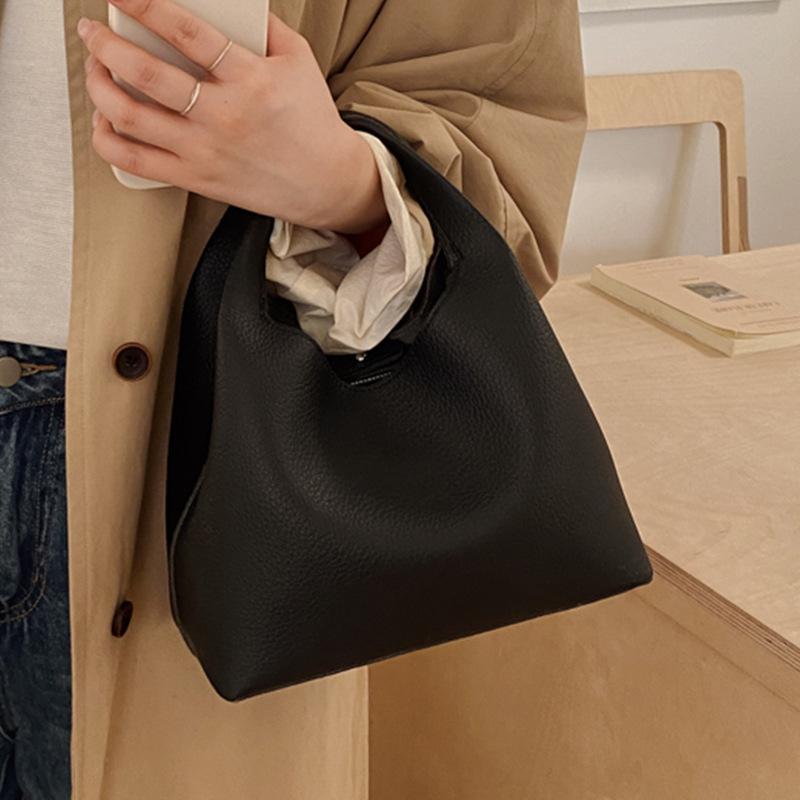 Trendy and Simple Single-shoulder Crossbody Bag for Fashionable Daily Commuting and Practical Bucket Bag