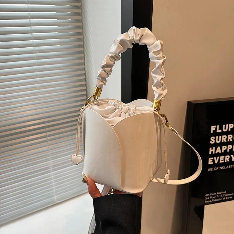 

Сумка через плечо в форме лепестка в стиле ретро из искусственной кожи с лаковым покрытием в стиле минимализма, новая, в стиле вестерн