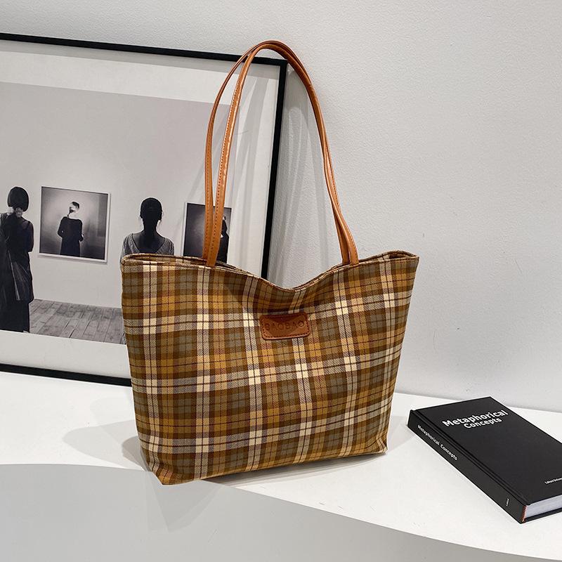 Autumn and winter retro large-capacity handbag women's 2025 new leisure commuter plaid college student class tote bag