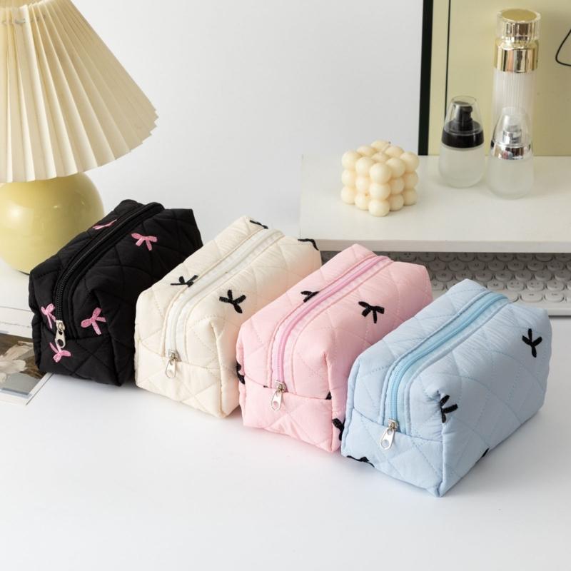 Polyester Quilted Lipstick Holder with Sophisticated Bowknot Pattern Large Capacity Makeup Bag for Everyday Use