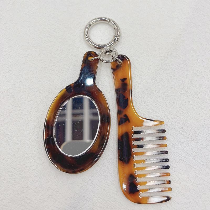 

Новое поступление Креативная смола Расческа Брелок Уксусная кислота Зеркальная расческа Форма кулона Брелок Женский для повседневного использования Аксессуары для сумок