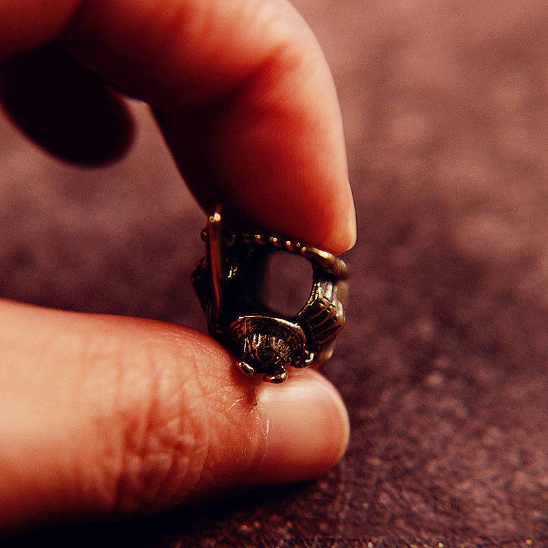 Creative Samurai Helmet Skull Knight Knife Pendant Beads Umbrella Rope Pendant Key Chain Accessories Brass Paracord Pend