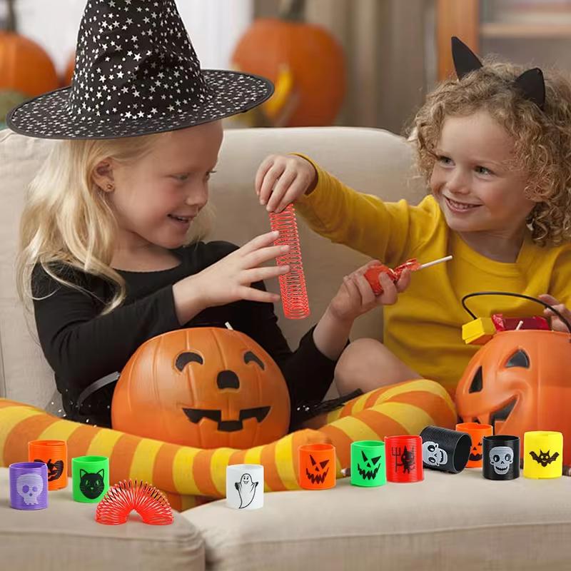 12 STÜCKE Zufällige Halloween Magische Feder-Spiralfeder-Spielzeuge Pädagogischer Spaß Geschichteter Mini-Regenbogenkreis Kinder Weihnachtsfeier Spielzeug Geschenke