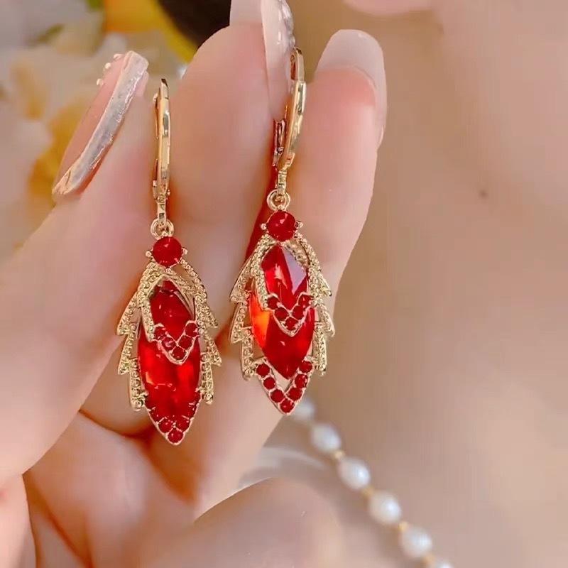 

High-end, Minimalist Style, Exclusive Zirconia Leaf Fringed Ear Studs for Women, Suitable for All Occasions and Enhancing One s Charm.