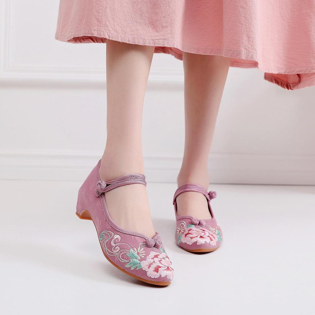 Beijing Embroidered Retro Mid-Heel Qipao Shoes: Ethnic Hanfu Dance Footwear with Pointed Toes