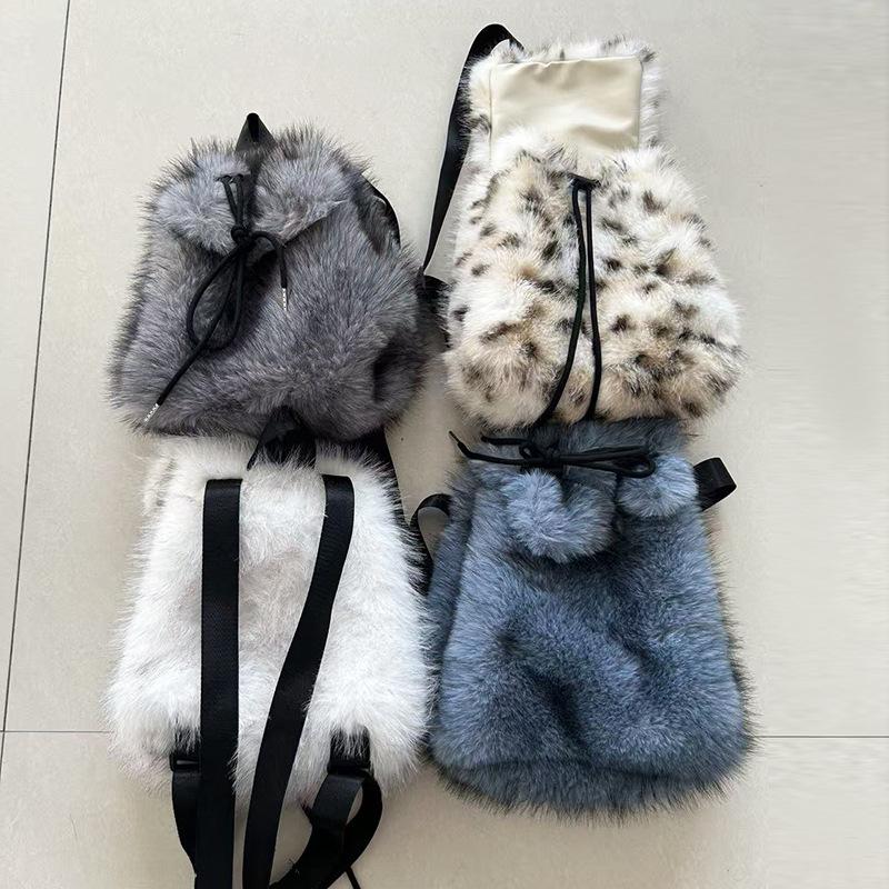 Trendiger Rucksack im koreanischen Stil aus Kunstfell für Studentinnen - Einfarbig mit Kordelzug und Magnetverschluss