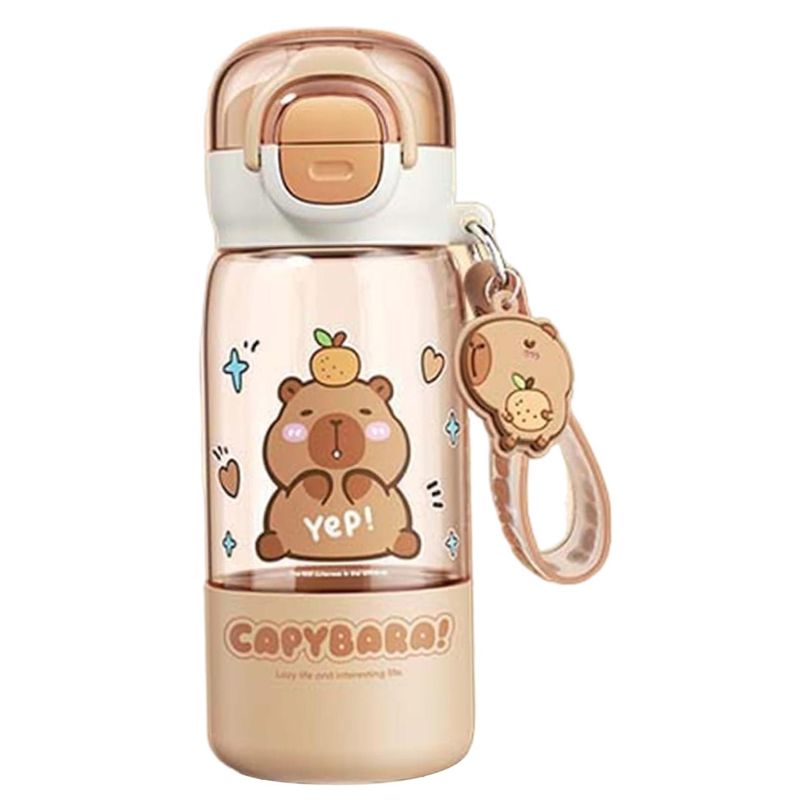 

Мультяшная чашка-соломинка капибара, милая спортивная бутылка с плечевым ремнем, подходит для школы, офиса, путешествий и использования на открытом воздухе. (820мл)