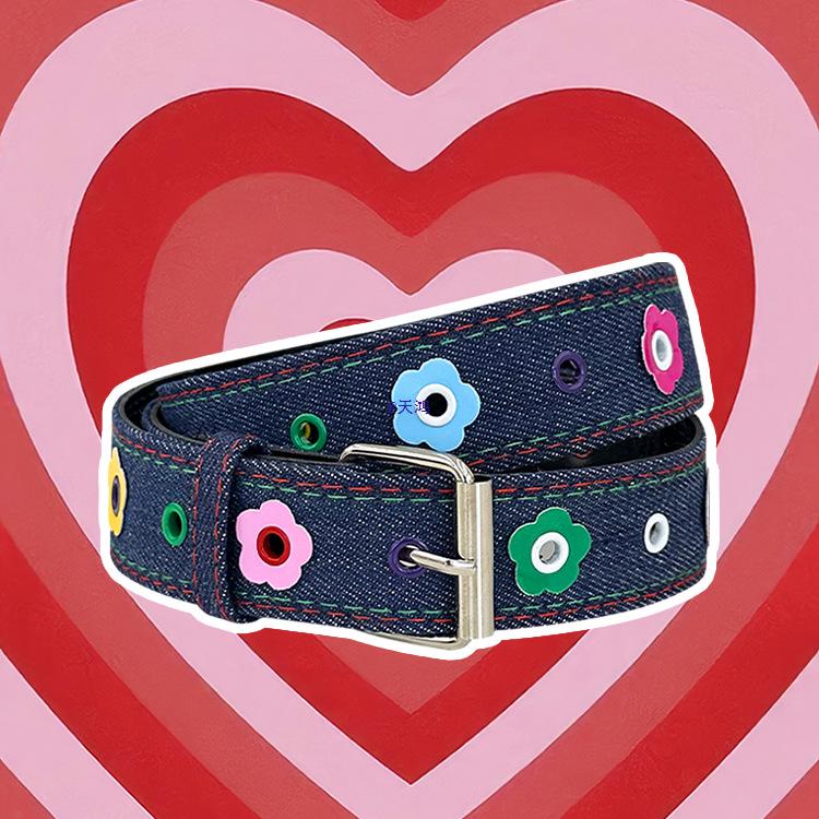 Dopamin 2 Accessoires Damen Vielseitiges Sommer-Outfit: Süß & Würzig im amerikanischen Stil mit Karorock & Ledergürtel.