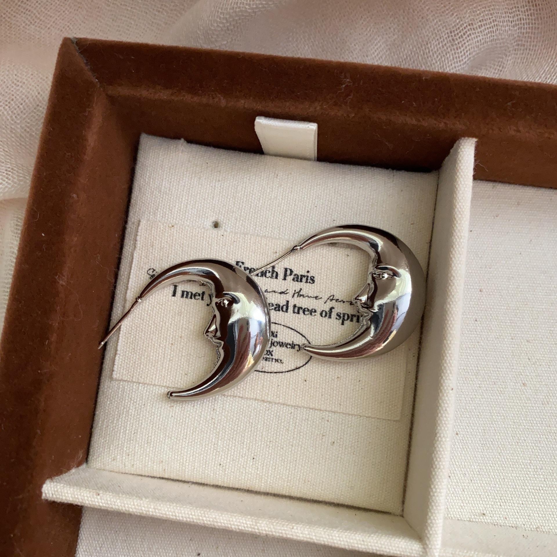 New simple face moon stud earrings niche three-dimensional European and American French fashion high-end gorgeous earrings