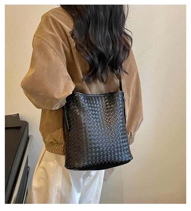 Women's Retro Woven Leather Bucket Bag - Versatile Crossbody for Work and Commute