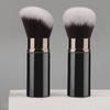 Multifunkční zatahovací štětec na make-up: Ideální pro sypký pudr, lisovaný pudr, tvářenku a pudrování.
