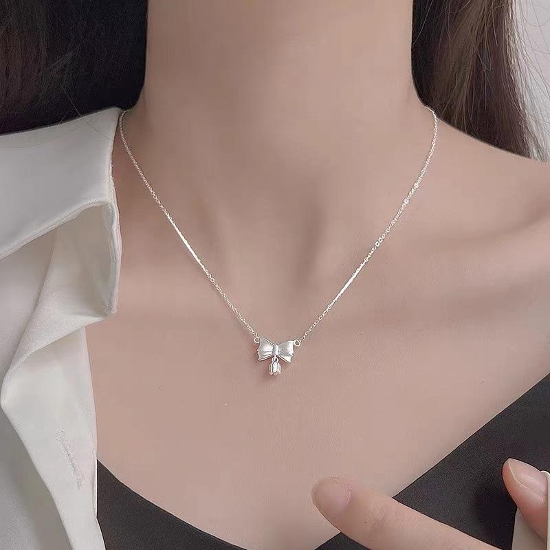 2024 New Light Luxury Bow Chime Silver Necklace: Niche Design for Women