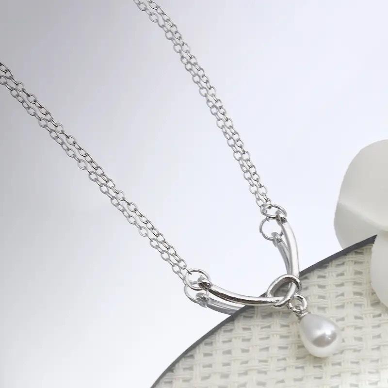 Design A Simple and Elegant Necklace with A Moonstone Pendant, Suitable for All Occasions and Perfect for Collarbone