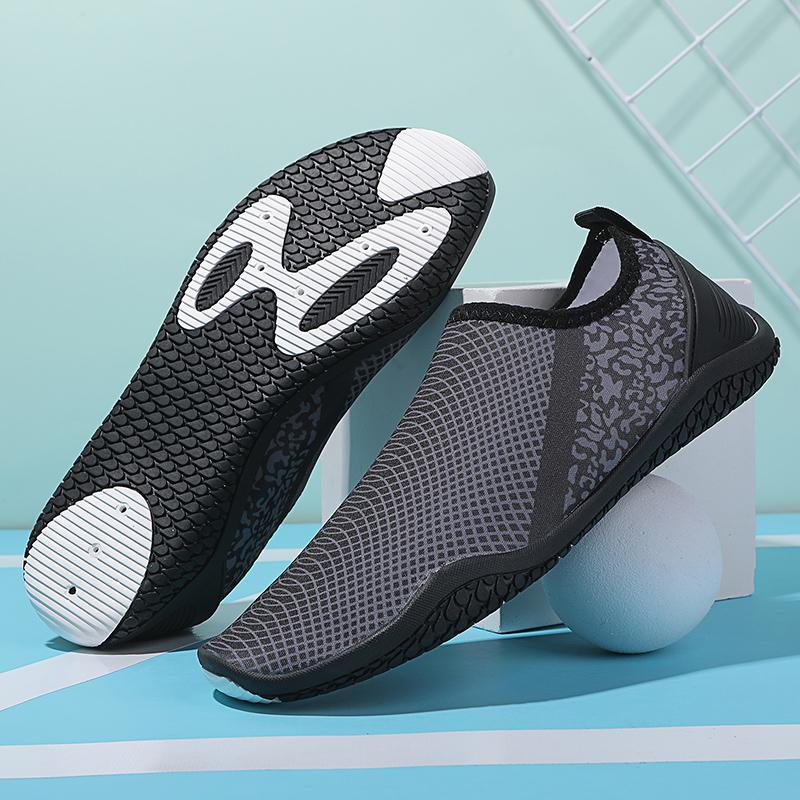 Nya minimalistiska vandringsskor sommarkomfort mjuka halkfria badskor lyxigt mode män kvinnor multifunktionella yogaskor