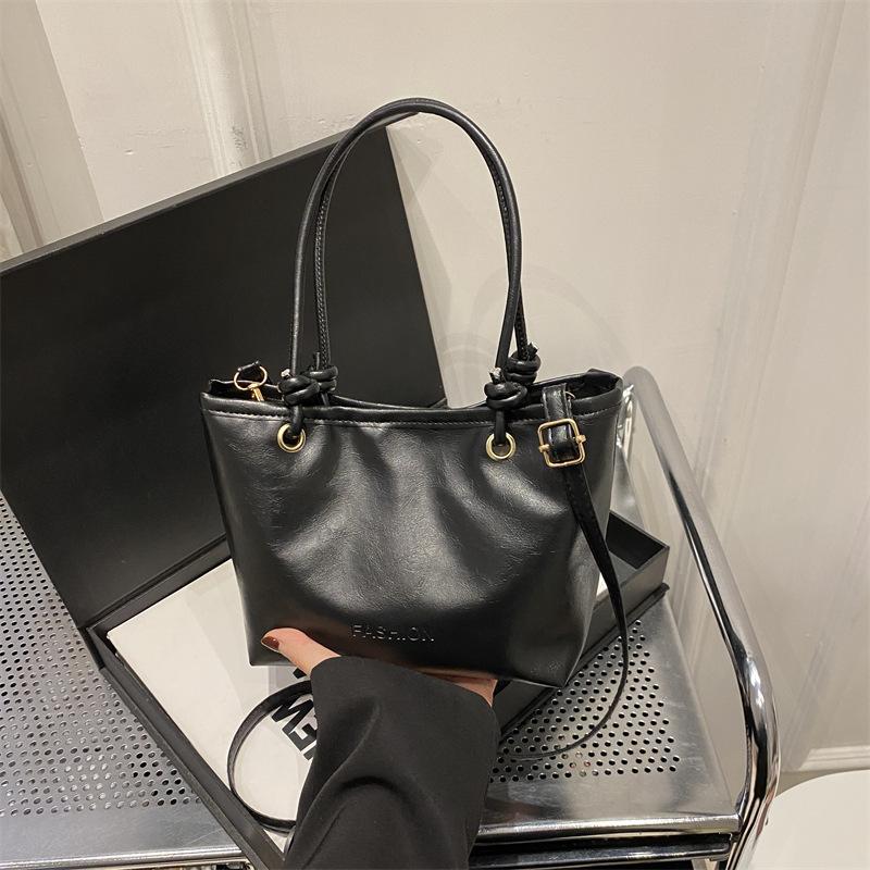 

Простая модная ретро-тенденция однотонная сумка-тоут большой вместимости для поездок на работу женская повседневная сумка на плечо с нишевым дизайном для личности чёрный