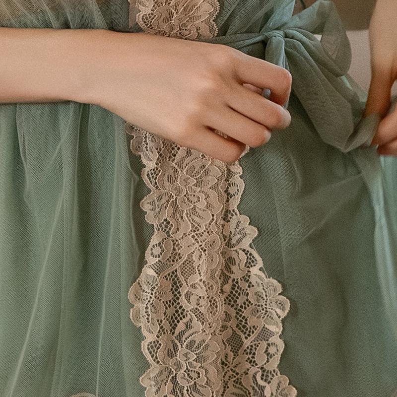 Elegantes Nachthemd aus Spitzennetz mit tiefem V-Ausschnitt, Brustpolster und besticktem Übermantel – Hochwertiges Loungewear-Set für Damen