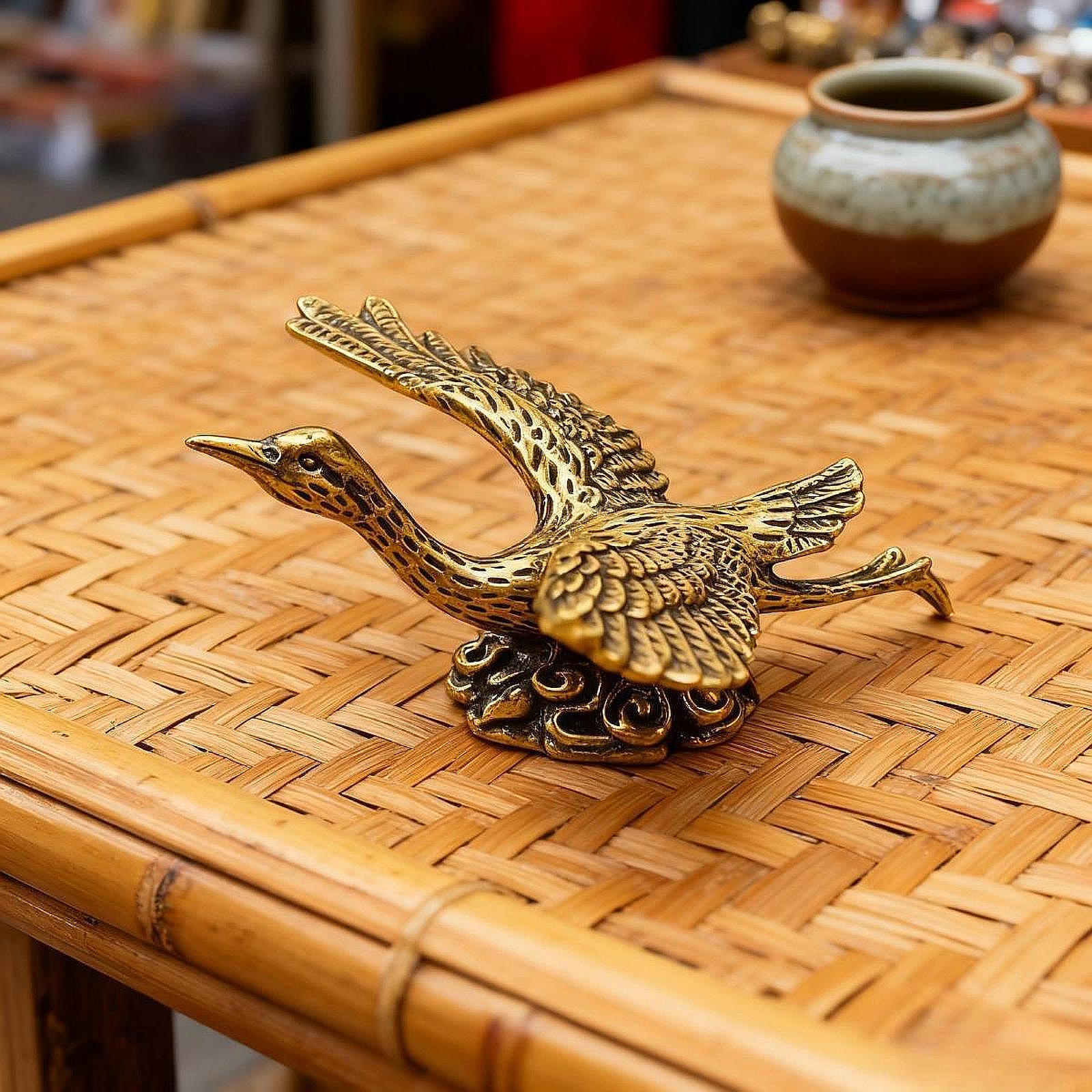 

Brass Flying Crane Figurine Vintage Car Decor Small Statue for Living Room Table Home Craft Desktop Ornament Tea Pet Accessory жёлтый