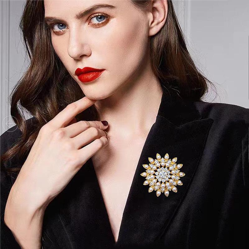 Unisex Sunflower Brooch: Elegant Suit Accessory, Versatile Coat Pin, Stylish Corsage