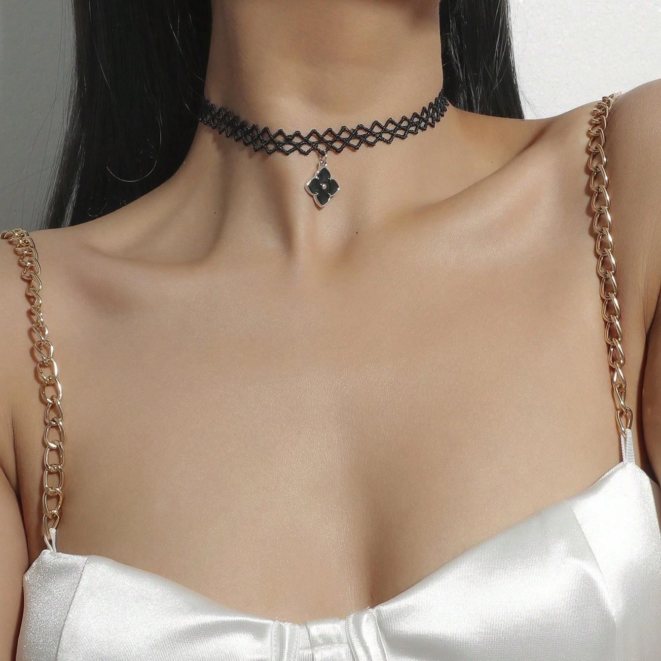 Black necklace, lace collarbone pendant, luxurious luxury necklace, hollowed out tassels, Gothic style