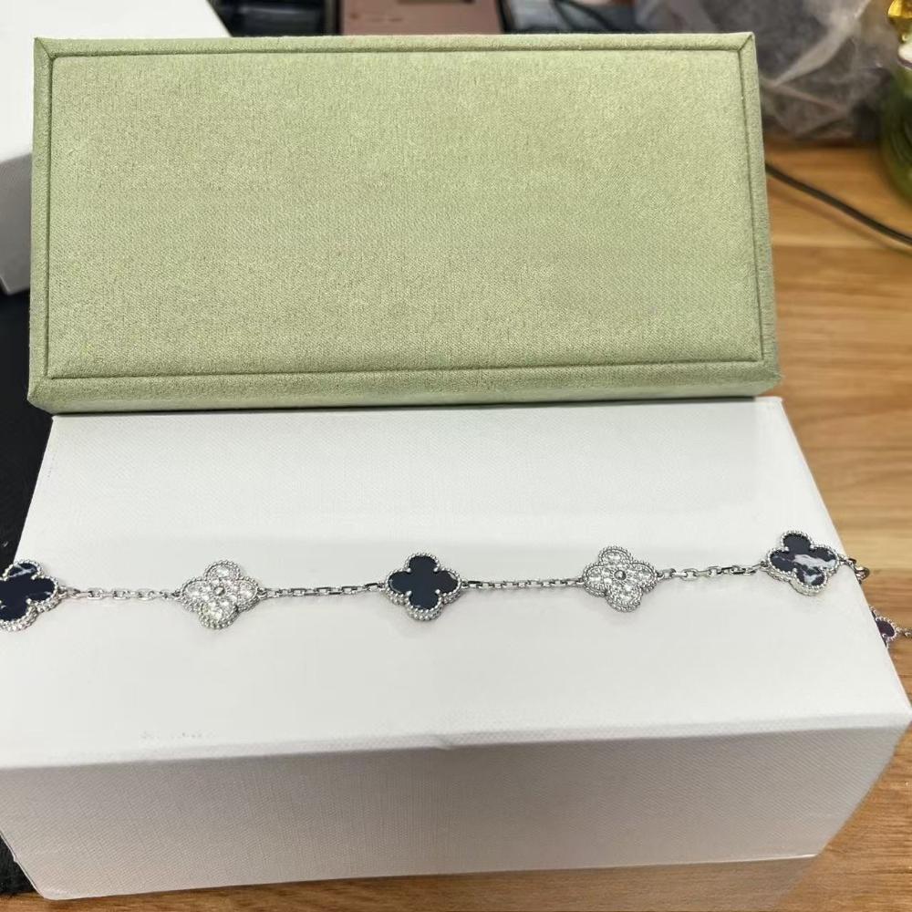 Vierblättriges Klee- und Fünfblüten-Armband mit rotem Achaten - Ein Geschenk für deine Freundin