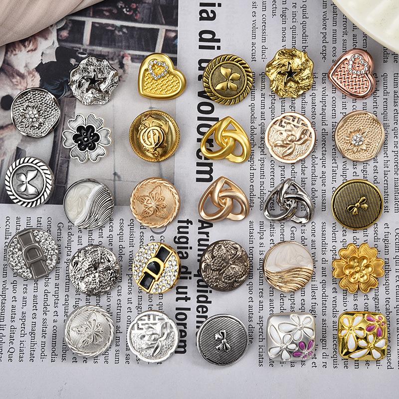 10 buc. Nasturi cusuți manual din metal Guofeng noi, mici, parfumați, inimă de vânt, din aliaj de fluturi, nasturi decorativi, nasturi pentru haine în formă specială