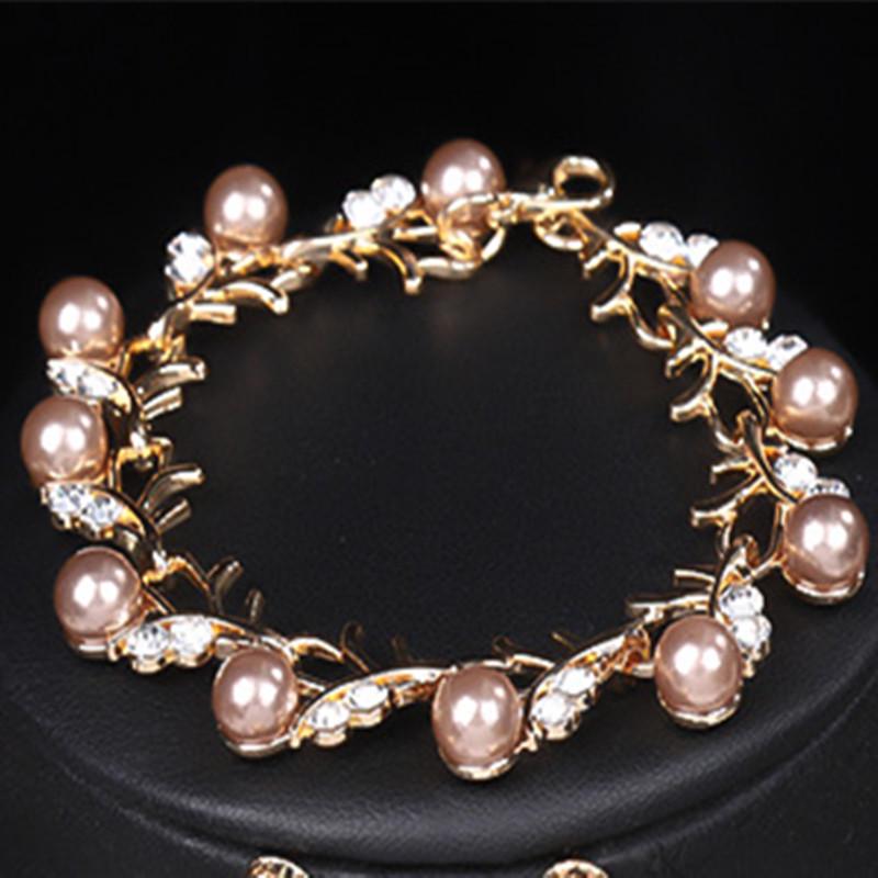 Elegant European & American Pearl Bracelet: Delicate Gold Bangle for Women – Luxurious Bridal Accessory