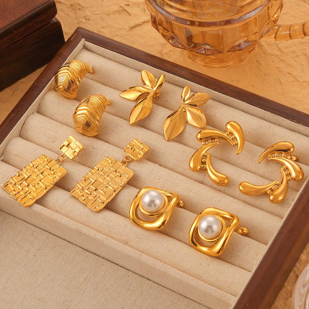 Ensemble de Boucles d'Oreilles Géométriques en Acier Titane Plaqué Or 18 carats avec Imitation Perle