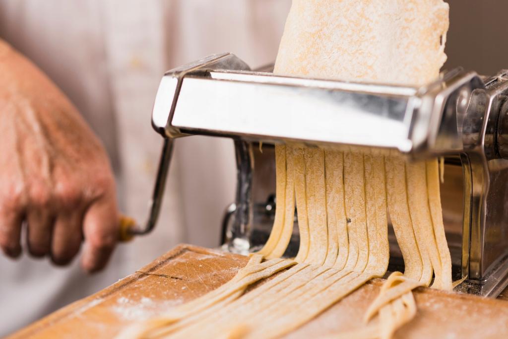 2-in-1 manual pasta and dough maker