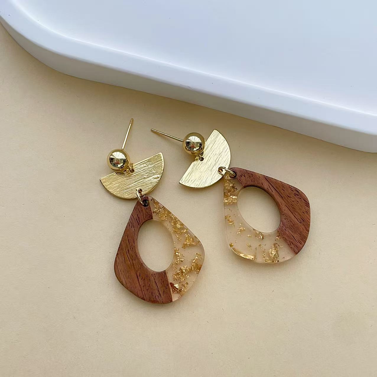 

Модные серьги-подвески для женщин золотой