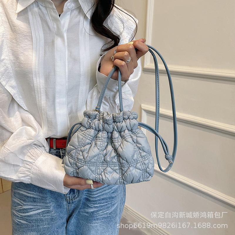 Einfache Rhombus-Kordelzug-Bündel, gefaltete Beuteltasche, Damen-Nylon-Wolke, Umhängetasche mit einer Schulter, leichte Knödeltasche