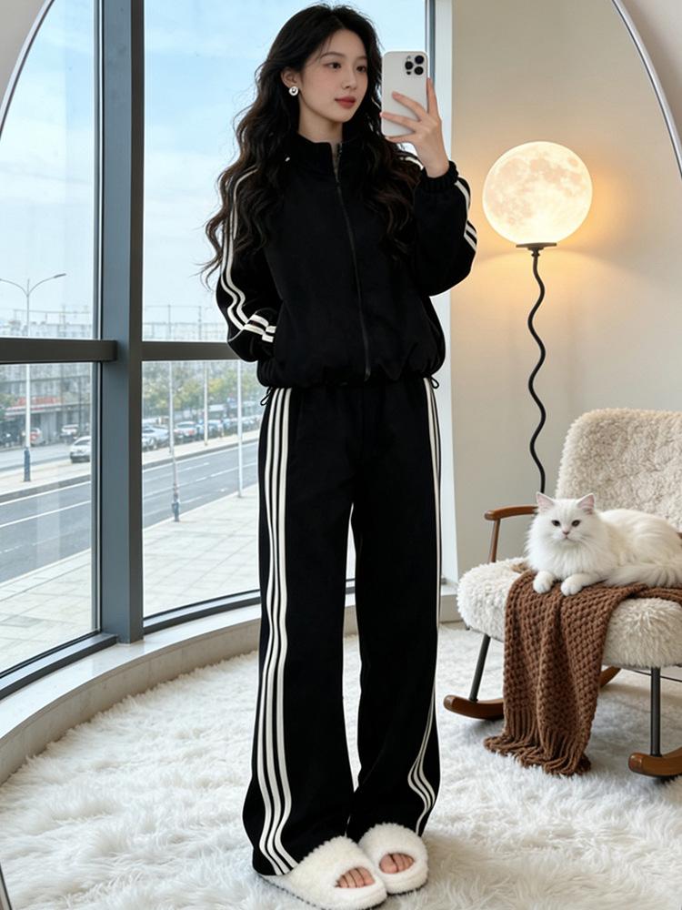 2026 Women s Spring/Autumn Velvet Hoodie & Joggers - Trendy, Age-Defying Casual Sport Set L