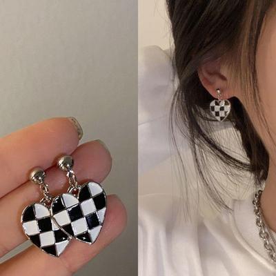 Orecchini a scacchiera con motivo a cuore trendy 2025: Eleganti Clip-On per Donna, Senza Bisogno di Fori