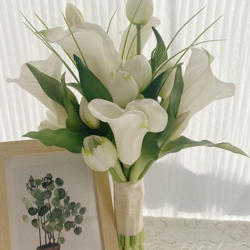 Elegant Handheld Simulation Bouquet: Calla Lilies and Tulips for Weddings, Photography, and Home Decor.