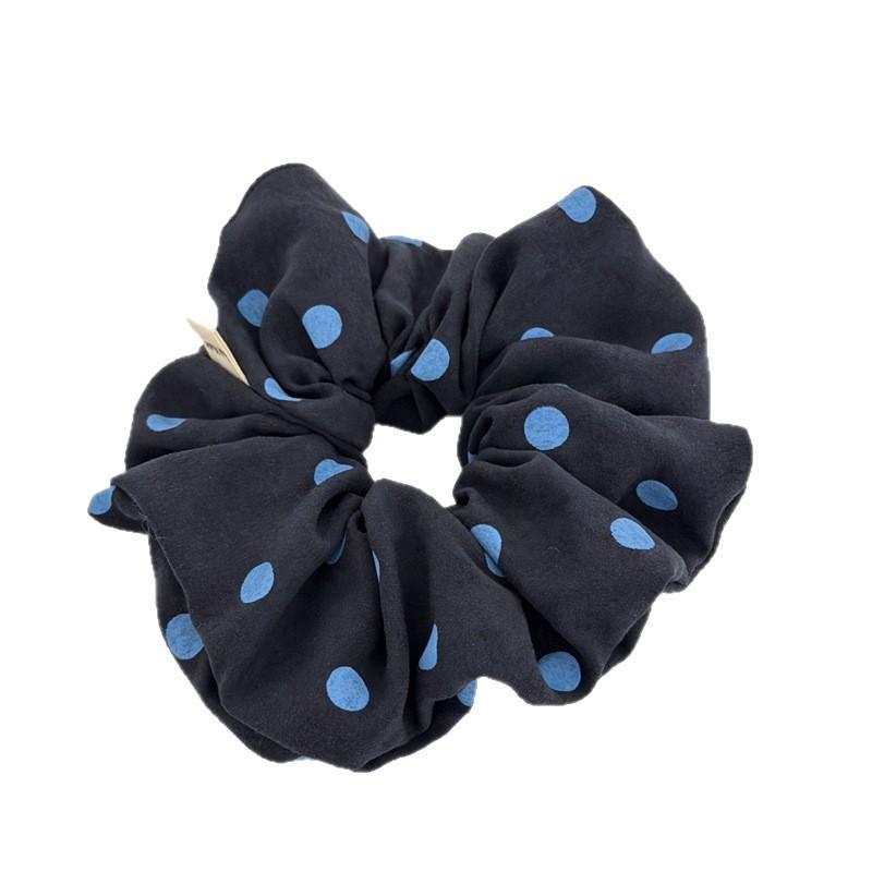 Una Donna con Una Grande Acconciatura a Treccia, Che Indossa Fermagli per Capelli di Alta Gamma e Ha i Capelli Legati con Un Elastico per Coda di Cavallo.