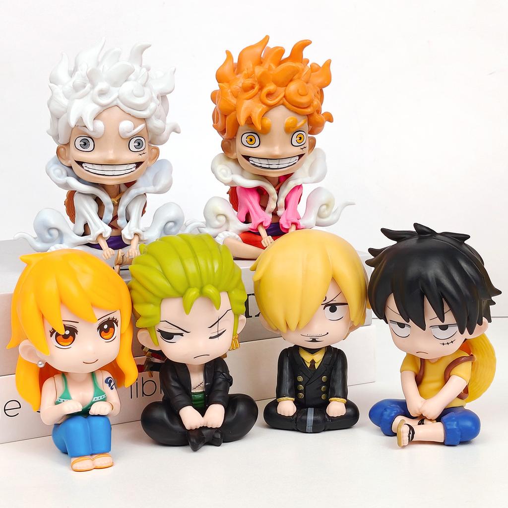 Skladem One Piece Nika Luffy Roronoa Zoro Nami Sanji Mini figurka Anime Kawaii Sedící hračky Stolní ozdoby do auta Model Dárky