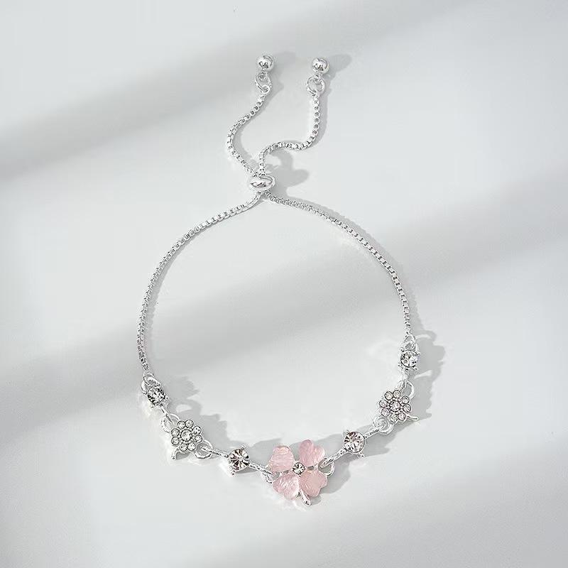 Four-leaf Clover Bracelet with Cat's Eye Stone A Luxurious and Sophisticated Jewelry Piece